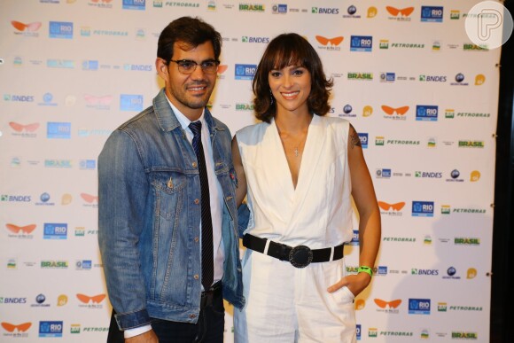 Juliano Cazarré posa com a mulher, Letícia, na pré-estreia do filme 'O Lobo Atrás da Porta'