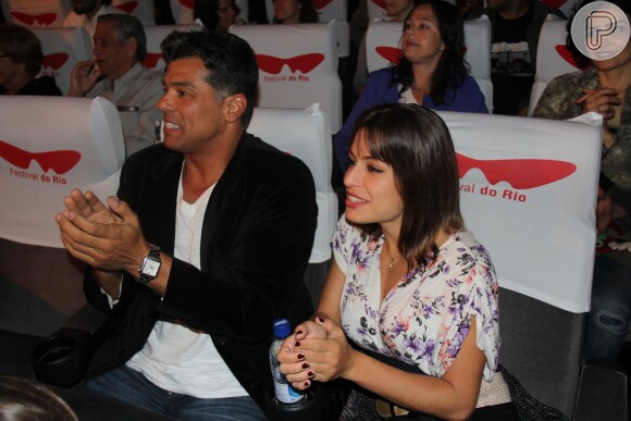 Maurício Mattar assiste ao filme 'O Lobo Atrás da Porta' com a namorada, a atriz Bianca Andrada