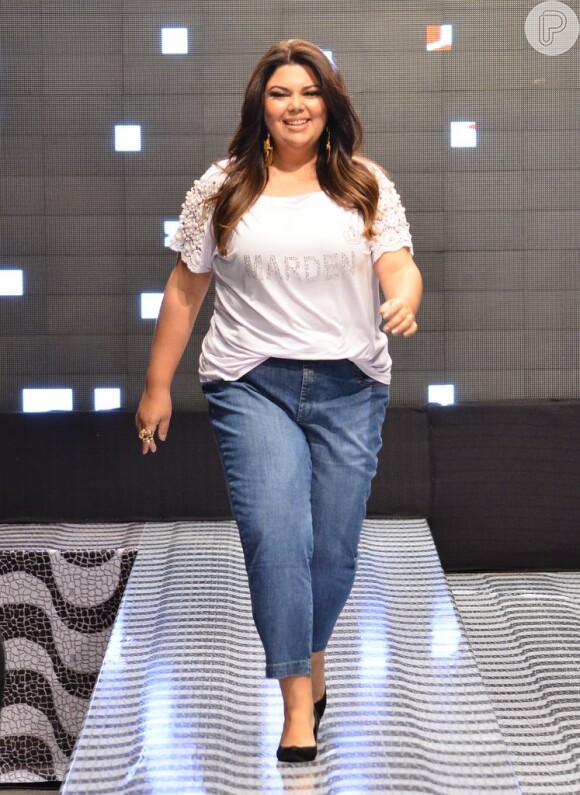 Fabiana Karla usou um look básico para desfilar no Paraná. Uma camisa branca, com detalhes nas mangas, e uma calça jeans