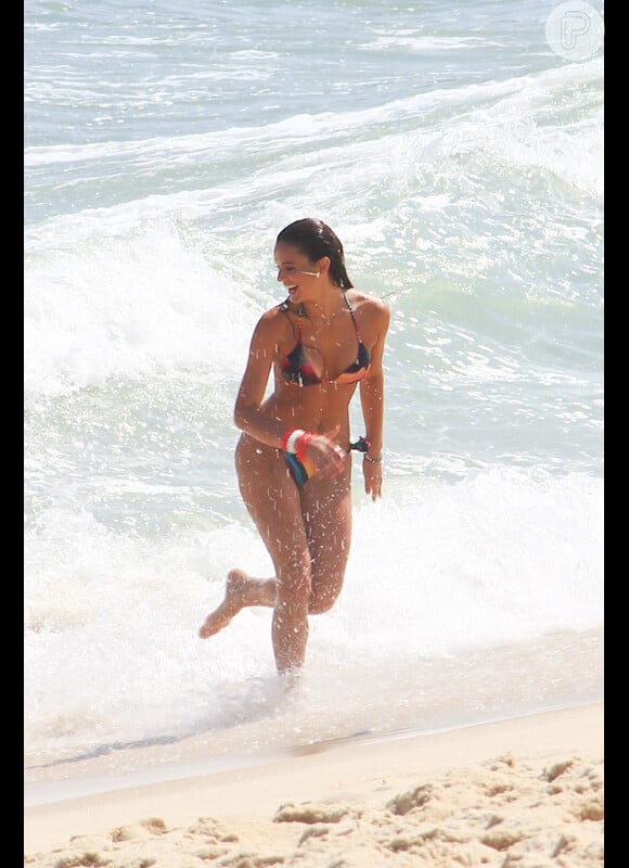 Bruna Marquezine exibiu um corpo de dar inveja durante gravação, em praia do Rio, da novela 'Salve Jorge' nesta sexta-feira, 21 de dezembro de 2012