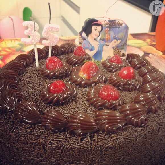 Samara Felippo ganhou bolo de chocolate para comemoração do seu aniversário, nesta segunda-feira (7)