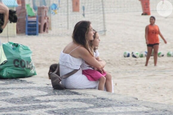 Cláudia Abreu costuma ser vista em passeios com os filhos pela praia. Na ocasião, a atriz estava com a filha Felipa