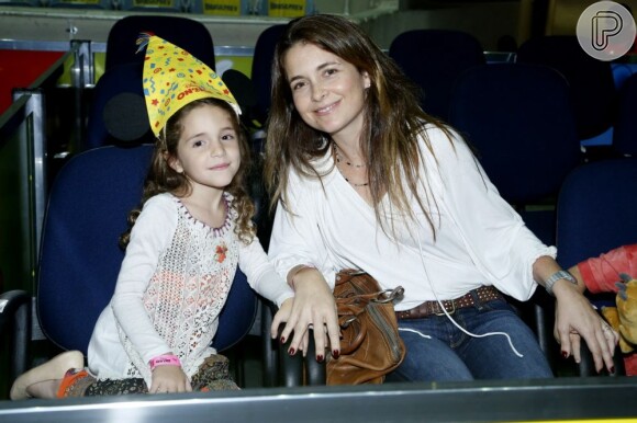 Claudia Abreu durante um espetáculo do 'Disney On Ice' ao lado da filha Felipa