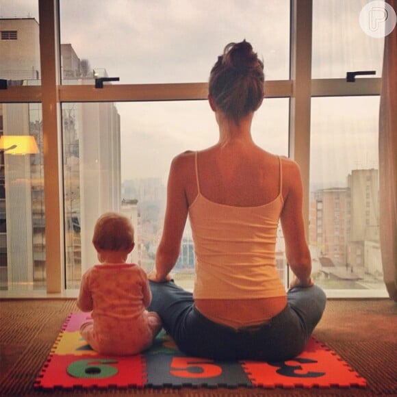 Gisele Bündchen medita com a filha, Vivian, de 10 meses