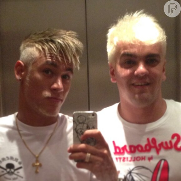 Neymar publica foto com novo visual, agora inteiramente loiro, ao lado do amigo, fotos reproduzidas em 22 de dezembro de 2012