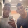 Agora loiro, Neymar publica foto ao lado do amigo