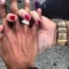Neymar provoca internautas no início de dezembro de 2012, ao postar no Instagram a foto das mãos entrelaçadas. Na legenda:'Passeando com o meu amor'