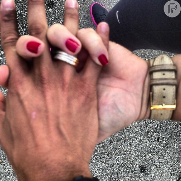 Neymar provoca internautas no início de dezembro de 2012, ao postar no Instagram a foto das mãos entrelaçadas. Na legenda:'Passeando com o meu amor'