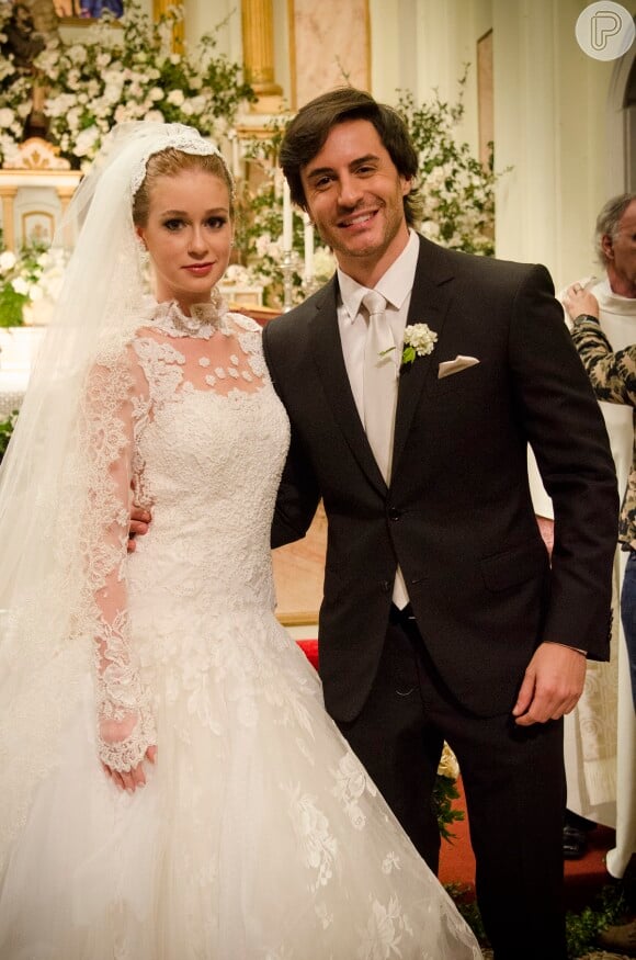 Nicole (Marina Ruy Barbosa) se casou com Thales (Ricardo Tozzi) apaixonada e com um câncer terminal, em 'Amor à Vida'