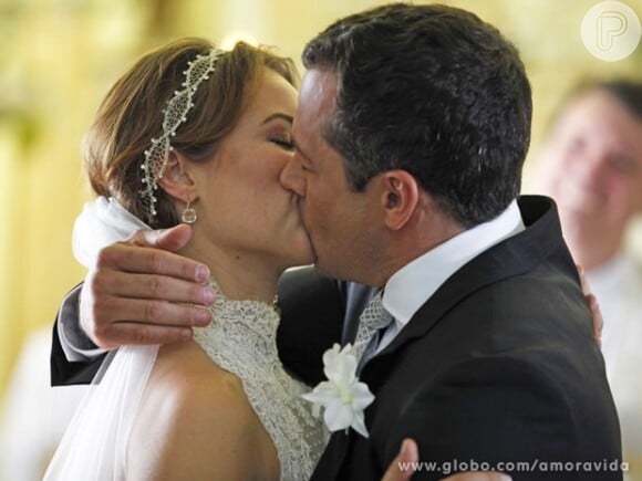 Os protagonistas Paloma (Paolla Oliveira) e Bruno (Malvino Salvador) finalmente se casaram, em 'Amor à Vida'
