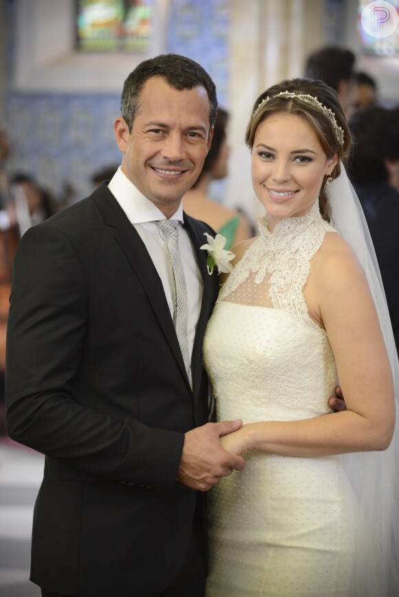 Bruno (Malvino Salvador) e Paloma (Paolla Oliveira) se casaram em uma cerimônia simples, em 'Amor à Vida'