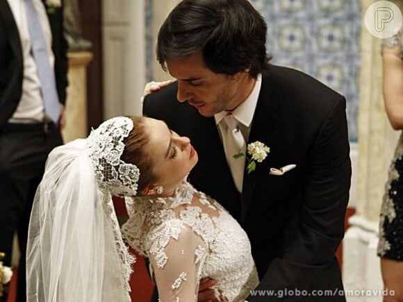 Nicole (Marina Ruy Barbosa) morre no altar após saber que Thales (Ricardo Tozzi) e Leila (Fernanda Machado), sua madrinha, são amantes, em 'Amor à Vida'