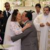 Márcia (Elizabeth Savala) e Gentil/ Atílio (Luis Melo) se casaram em uma cerimônia coletiva, em 'Amor à Vida'