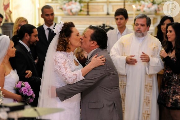 Márcia (Elizabeth Savala) e Gentil/ Atílio (Luis Melo) se casaram em uma cerimônia coletiva, em 'Amor à Vida'