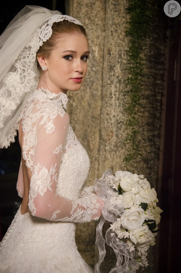 Depois de morta, Nicole (Marina Ruy Barbosa) vaga por sua mansão vestida de noiva em 'Amor à Vida'