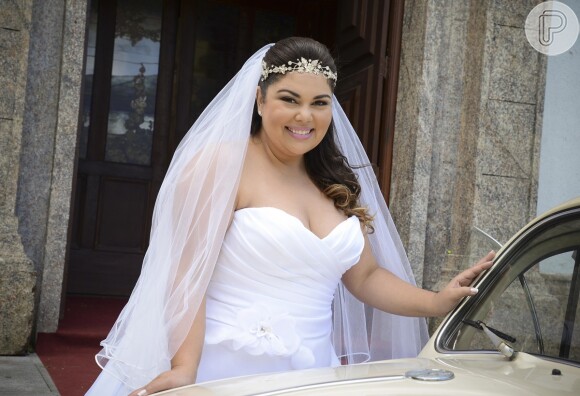 Perséfone (Fabiana Karla) mostra que uma noiva também pode ficar bonita em tamanhos grandes, assim como as magras, em 'Amor à Vida'