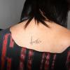 Fã de Anitta tatua assinatura da cantora nas costas