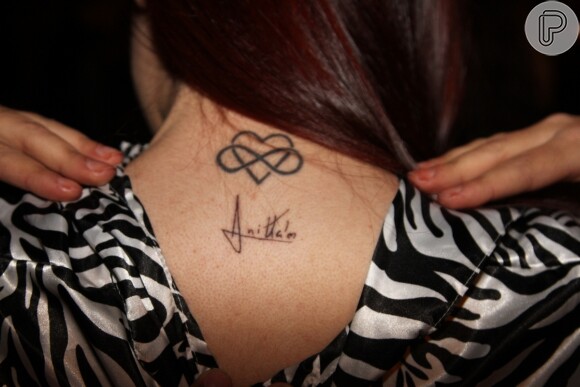 Fã de Anitta mostra tatuagem com o nome da cantora e um símbolo de amor infinito