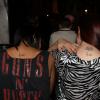 Fãs de Anitta exibem o nome da cantora tatuado nas costas