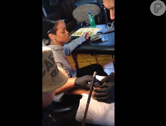 Rihanna faz tatuagem com técnica que utiliza bastão e talhadeira