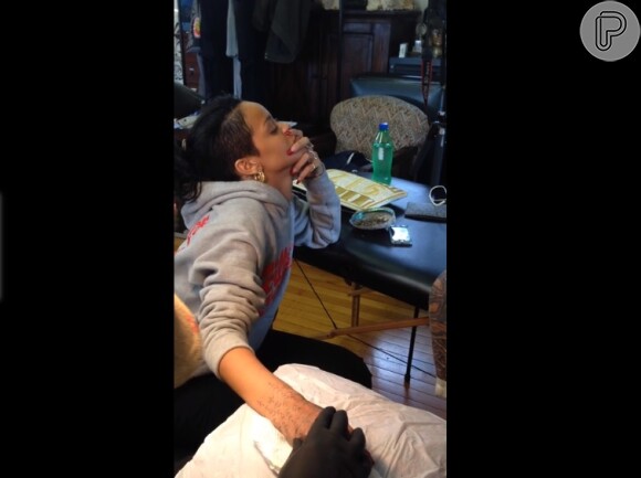 Rihanna não consegue disfarçar seu sofrimento ao fazer a tatuagem