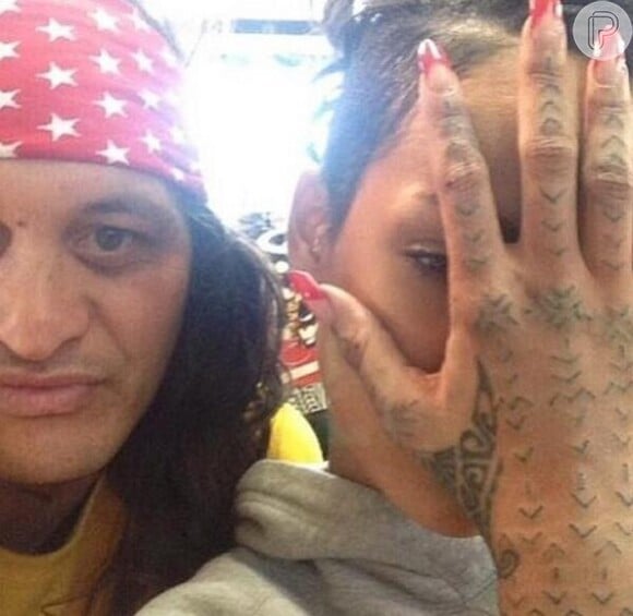 Rihanna exibe sua nova tatuagem maori