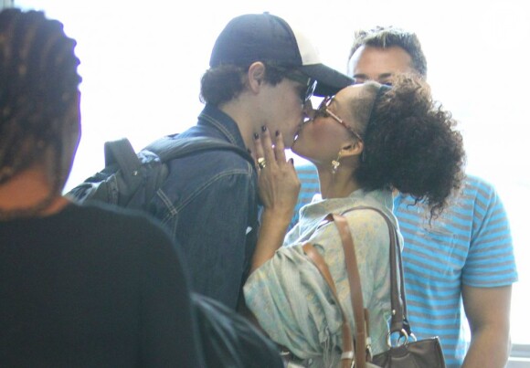 Felipe Dylon e Aparecida trocam beijos em aeroporto do Rio (Foto: Leotty Junior)
