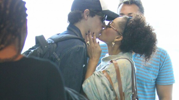 Felipe Dylon e Aparecida Petrowky trocam beijos apaixonados em aeroporto