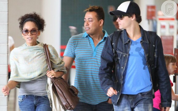 Felipe e Aparecida conversam enquanto caminham por aeroporto (Foto: Leotty Júnior)