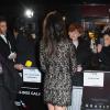 Sandra Bullock exibe belas pernas em vestido rendado para a première de seu novo filme, 'Gravidade'