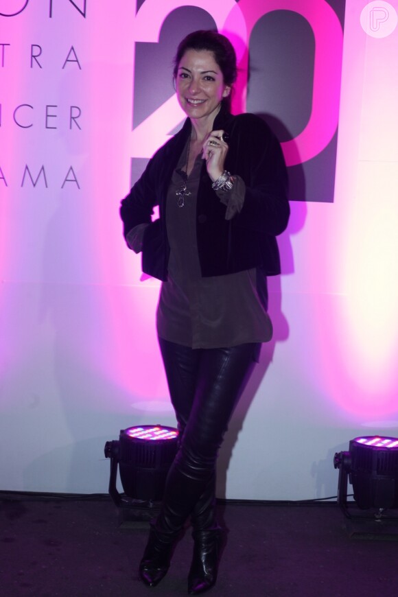 A jornalista Ana Paula Padrão prestigiou o lançamento da ação 'Giro Pela Vida', da marca de cosméticos Avon, no combate contra o câncer de mama, na noite desta quinta-feira, 10 de outubro de 2013, em São Paulo