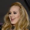 Adele festeja a conquista da carteira de habilitação em seu perfil do Twitter, em 11 de outubro de 2013