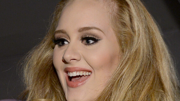Adele vibra por sua carteira de habilitação: 'Passei na prova de motorista!'
