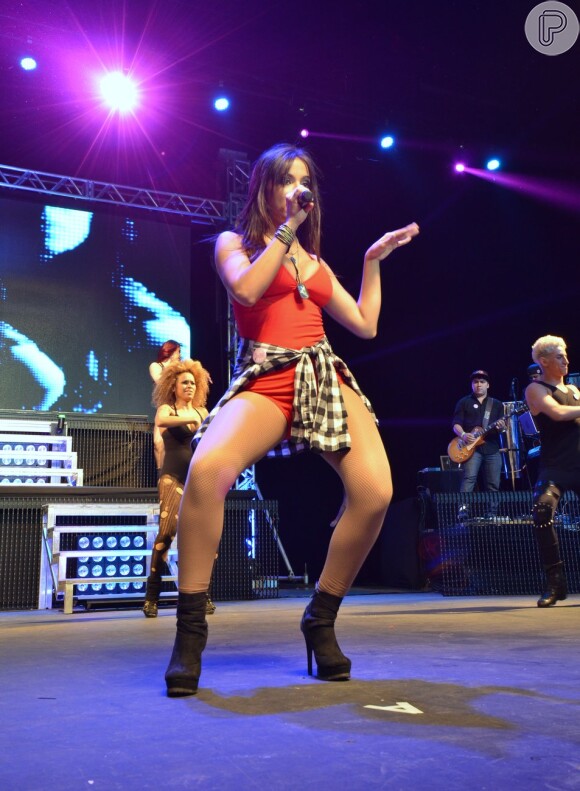 Sensual, a cantora Anitta levantou público com grande sucesso 'Show das Poderosas'