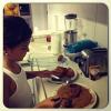 Bruna Marquezine mostra habilidade na cozinha: atriz de 'Salve Jorge' prepara rabanadas para o Natal