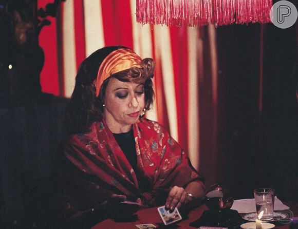 A atriz em 'Cambalacho' de 1986: No último capítulo da novela, o autor Silvio de Abreu aparece em cena como o padre do casamento de Naná (Fernanda Montenegro) e Gegê (Gianfrancesco Guarnieri)