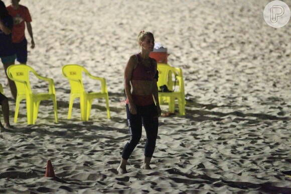 Carolina Dieckmann suou para manter a barriguinha sarada, nesta segunda-feira (14), na praia do Pepino, em São Conrado, na Zona Sul do Rio de Janeiro,