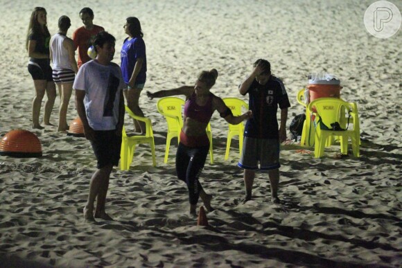 Carolina Dieckmann se divertiu com seu amigo, Bruno de Luca, e seu filho, Davi, durante exercícios na praia do Pepino, em São Conrado, na Zona Sul do Rio de Janeiro, nesta segunda-feira (14)