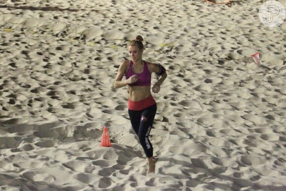 Carolina Dieckmann correu e praticou atividades físicas na praia do Pepino, em São Conrado, na Zona Sul do Rio de Janeiro, nesta segunda-feira (14)