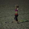Carolina Dieckmann se alonga na praia do Pepino, em São Conrado, na Zona Sul do Rio de Janeiro, nesta segunda-feira (14)
