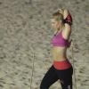 Carolina Dieckmann se exercita na praia do Pepino, em São Conrado, na Zona Sul do Rio de Janeiro, nesta segunda-feira (14)