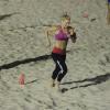 Carolina Dieckmann se exercita na praia do Pepino, em São Conrado, na Zona Sul do Rio de Janeiro, nesta segunda-feira (14)