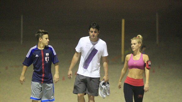 Carolina Dieckmann se exercita na praia com o filho e o amigo Bruno de Luca