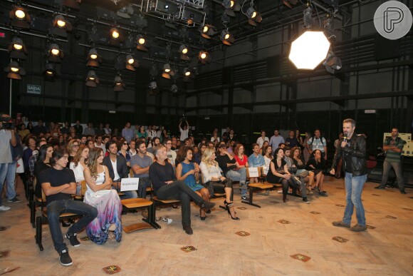 O elenco se reuniu para assistir as primeiras cenas de 'Além do Horizonte' durante a coletiva de imprensa