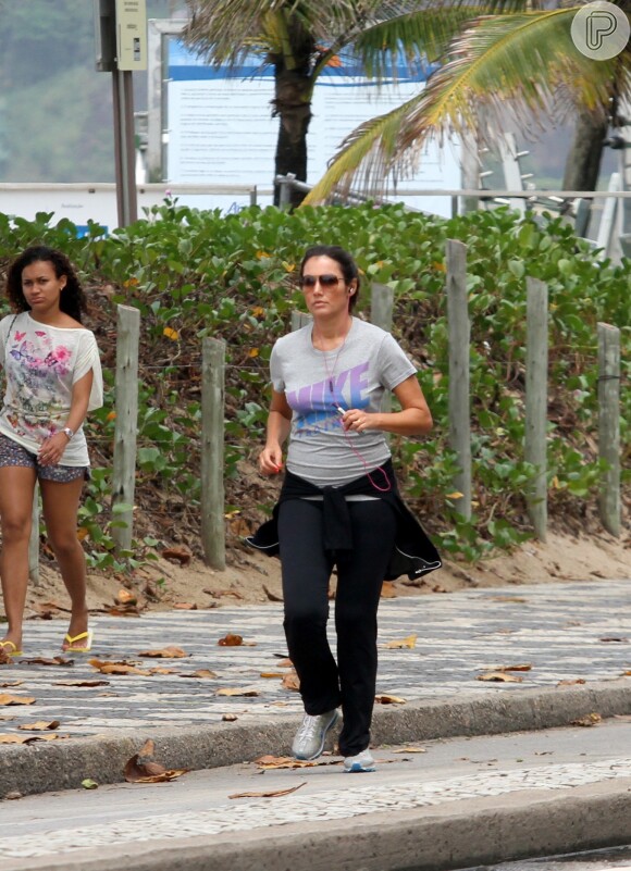 Patrícia Poeta é vista frequentemente se exercitando na Zona Sul do Rio, seja correndo ou caminhando