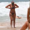 Patrícia mostra a boa forma de biquíni em uma praia na Zona Sul carioca