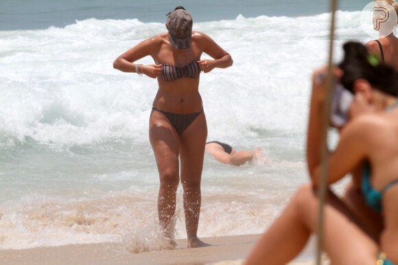 Patrícia mostra a boa forma de biquíni em uma praia na Zona Sul carioca