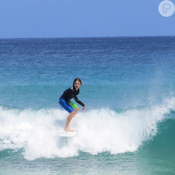 Filho de Patrícia Poeta, Felipe surfa na Praia da Conceição em outubro de 2013. A família fica na ilha até este domingo