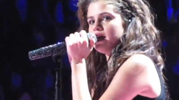 Selena Gomez chora ao cantar música dedicada a Justin Bieber em show