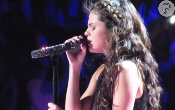 Selena Gomez cantou 'Love Will Remember' com a voz embargada e chorou no show que fez em Nova York. Em uma versão alternativa da música a voz de Justin Bieber é audível dizendo que ama muito a cantora